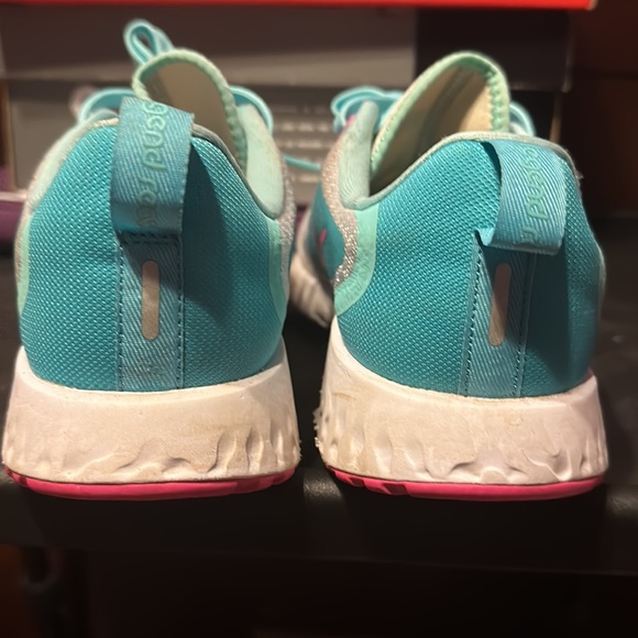 Nike - Picture 3 of 4